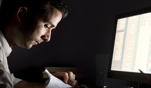 Como a tela do computador pode ajudar a evitar a Insônia